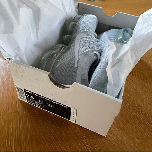 NIKE Flyknit Vapormax Pure Platinum White 7.5 US womens 38.5 EUR New in BOX - Picture 2 of 12